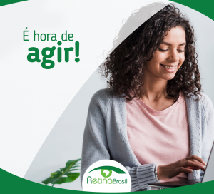 #PraCegoVer imagem de uma mulher sorrindo e digitando em um computador. Está escrito: "É hora de agir!"! e há a logo da Retina Brasil.
