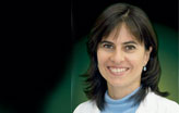 Juliana M. Ferraz Sallum, doutora e mestre em oftalmologia pela Universidade Federal de São Paulo (Unifesp); fellowship no Wilmer Eye Institute, Johns Hopkins University; título de especialista em geneticista clínica