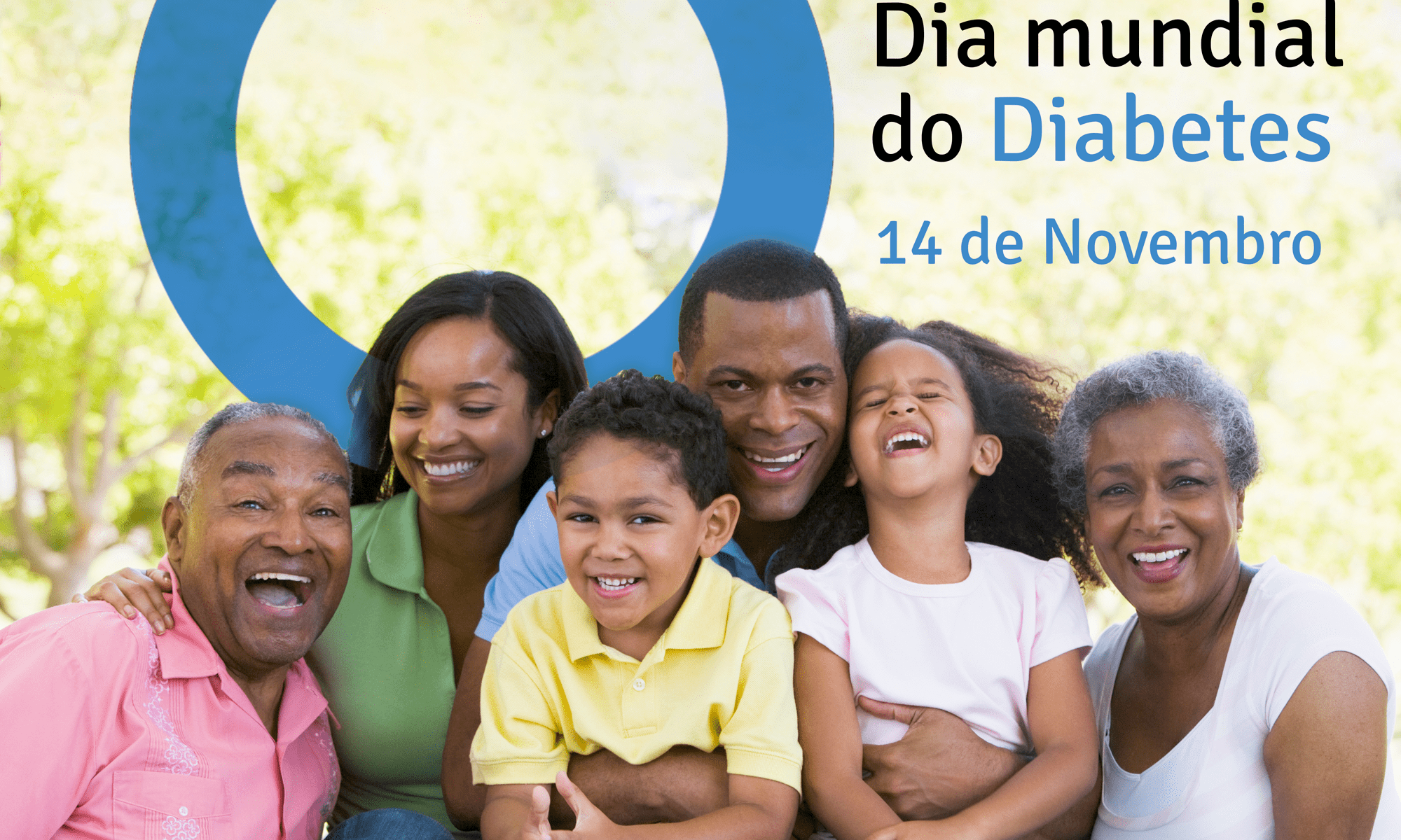 Imagem de uma família grande sorrindo. Há seis pessoas na imagem, sendo duas crianças e quatro adultos. Há o círculo azul, que se refere à Campanha do Dia Mundial da Diabetes e está escrito: Dia mundial do Diabetes, 14 de novembro. Há a logo da Retina Brasil