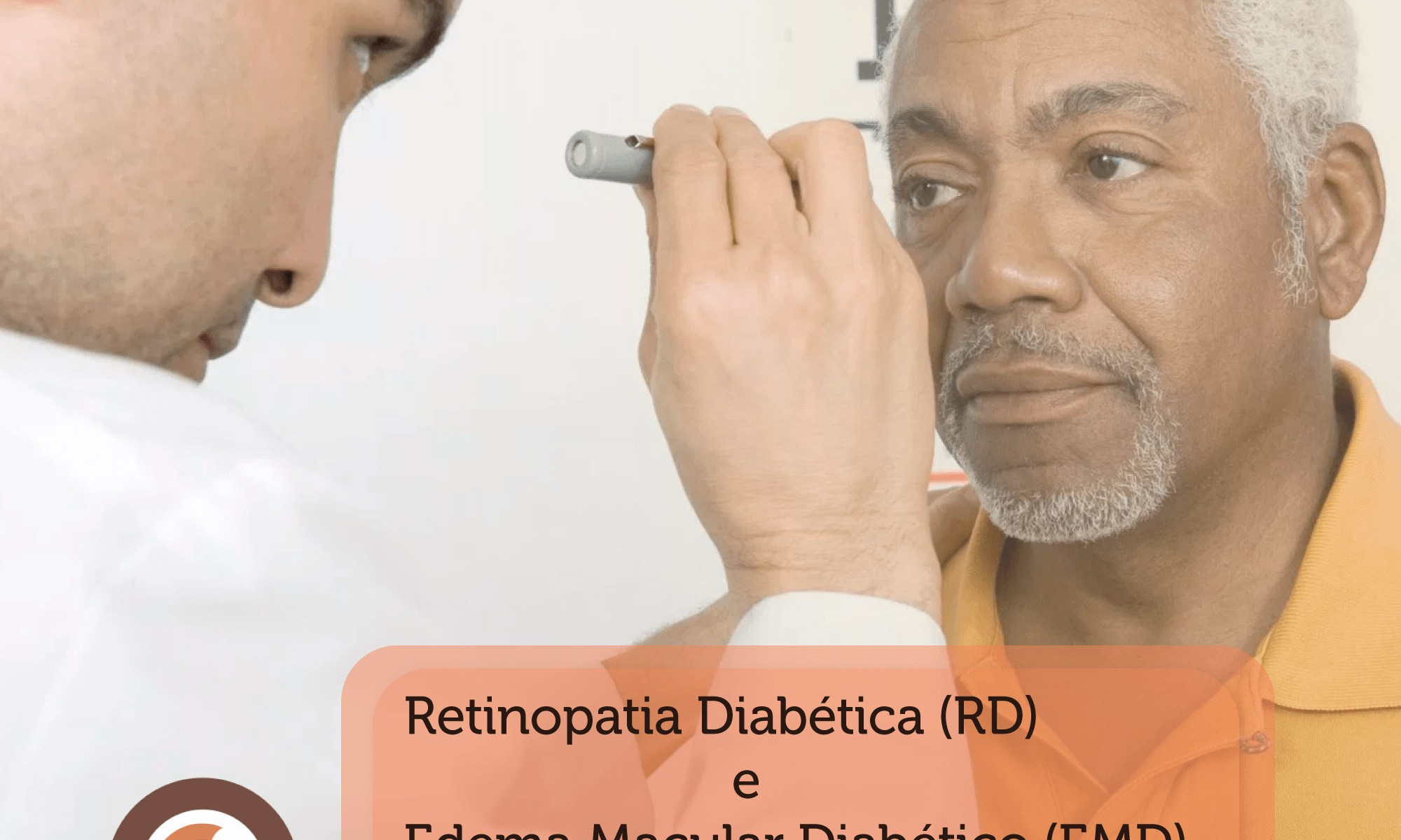 #PraCegoVer imagem de um homem sendo examinado por um oftalmologista. Está escrito: “Retinopatia Diabética (RD) e Edema Macular Diabético (EMD)” Há o laço marrom da Campanha ABril Marrom, a logo da Retina Brasil e logo da @Bayer