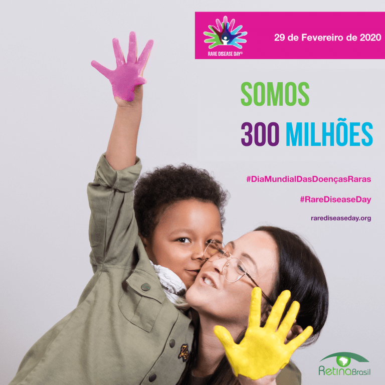 #PraCegoVer imagem ilustrativa. Está escrito "Somos 300 milhões" Há a foto de uma mulher e um menino sorrindo e se abraçando, eles têm as palmas das mãos pintadas. Há ainda as #: #DiaMundialDasDoençasRaras e #RareDiseaseDay. Há o link rarediseaseday.org e a Logo da Rare Disease Day e da Retina Brasil.