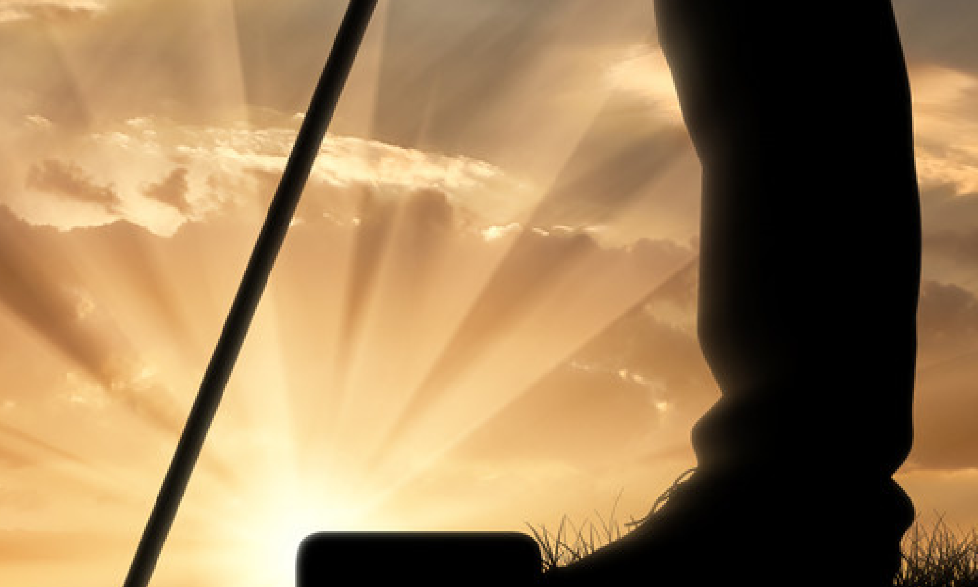 #PraCegoVer imagem ilustrativa de uma pessoa no topo de um degrau com uma bengala. Há o nascer no Sol ao fundo Está escrito "Nossa Voz"