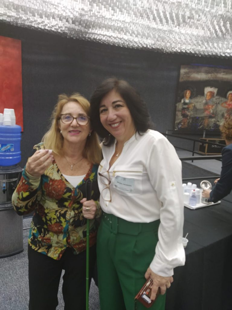 #PraCegoVer foto de Maria Júlia Araújo, presidente da Retina Brasil, com Regina Próspero, vice-presidente do Instituto Vidas Raras.