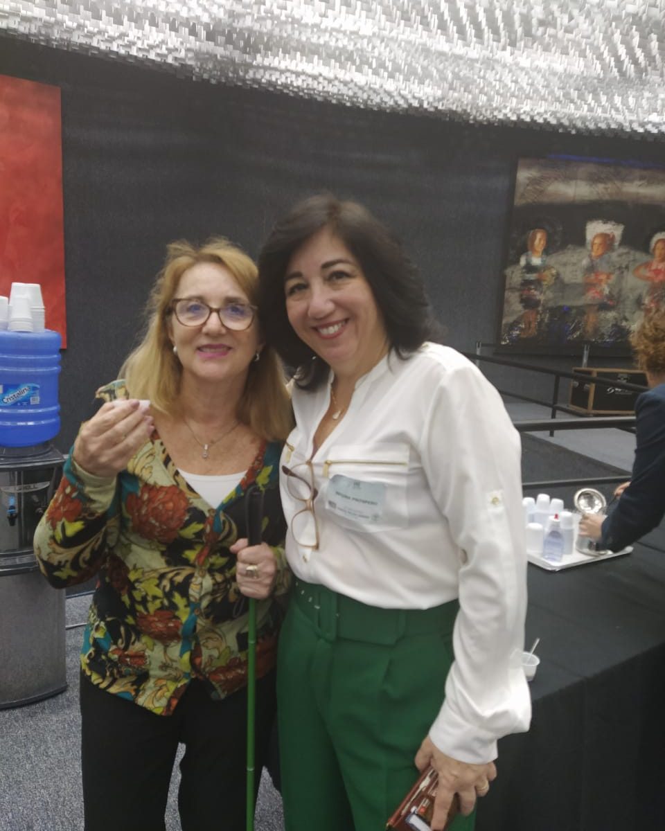 #PraCegoVer foto de Maria Júlia Araújo, presidente da Retina Brasil, com Regina Próspero, vice-presidente do Instituto Vidas Raras.