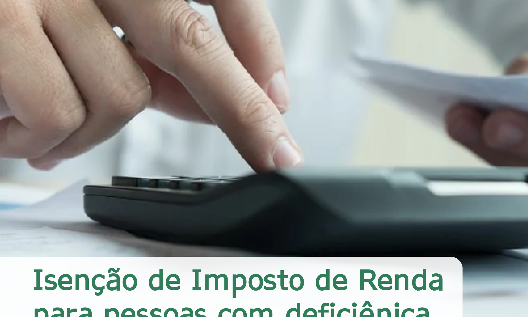 #PraCegoVer imagme ilustrativa. Há a mão de uma pessoa utilizando uma calculadora. Está escrito "Isenção de Imposto de Renda para pessoa com deficiência ", há também #direitos e a logo da Retina Brasil.