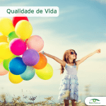 #PraCegoVer imagem de uma menina de óculos escuros segunrando um cacho de balões coloridos. Está escrito: "Qualidade de Vida" e há a logo da Retina Brasil