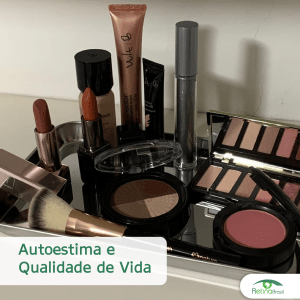 #PraCegoVer foto ilustrativa de diversos produtos de maquiagem, como sombras, batom, gloss, etc. Está escrito "Autoestima e qualidade de vida" e há a logo da Retina Brasil.