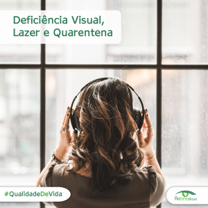 #PraCegoVer imagem ilustrativa. Na imagem há uma mulher de costas, ela olha na direção de uma janela de vrido e usa fones de ouvido. Está escrito: "Deficiência Visual, Lazer e Quarentena" #QualidadeDeVida e há a logo da Retina Brasil.