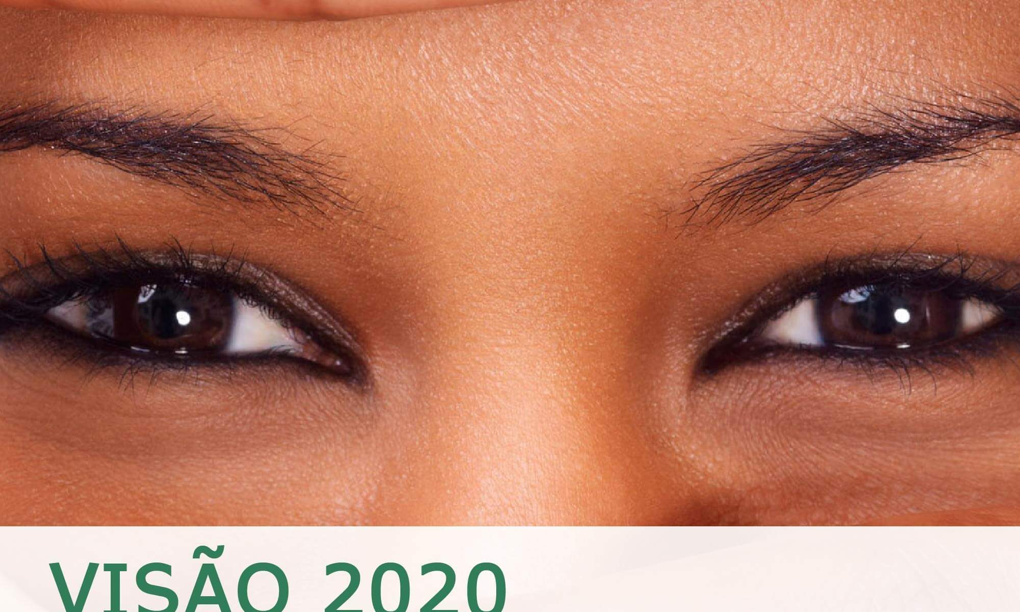 #decriçãodaimagem foto dos olhos de uma mulher. Está escrito "Visão 2020 Dia Mundial da Visão" Há as logos da Retina Brasil e da Novartis.
