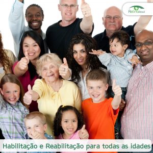 imagem de várias pessoas de várias idades osrrindo e fazendo jóia com a mão. Es´ta escrito "Habilitação e reabilitação para todas as idades" há a logo da Retina Brasil.