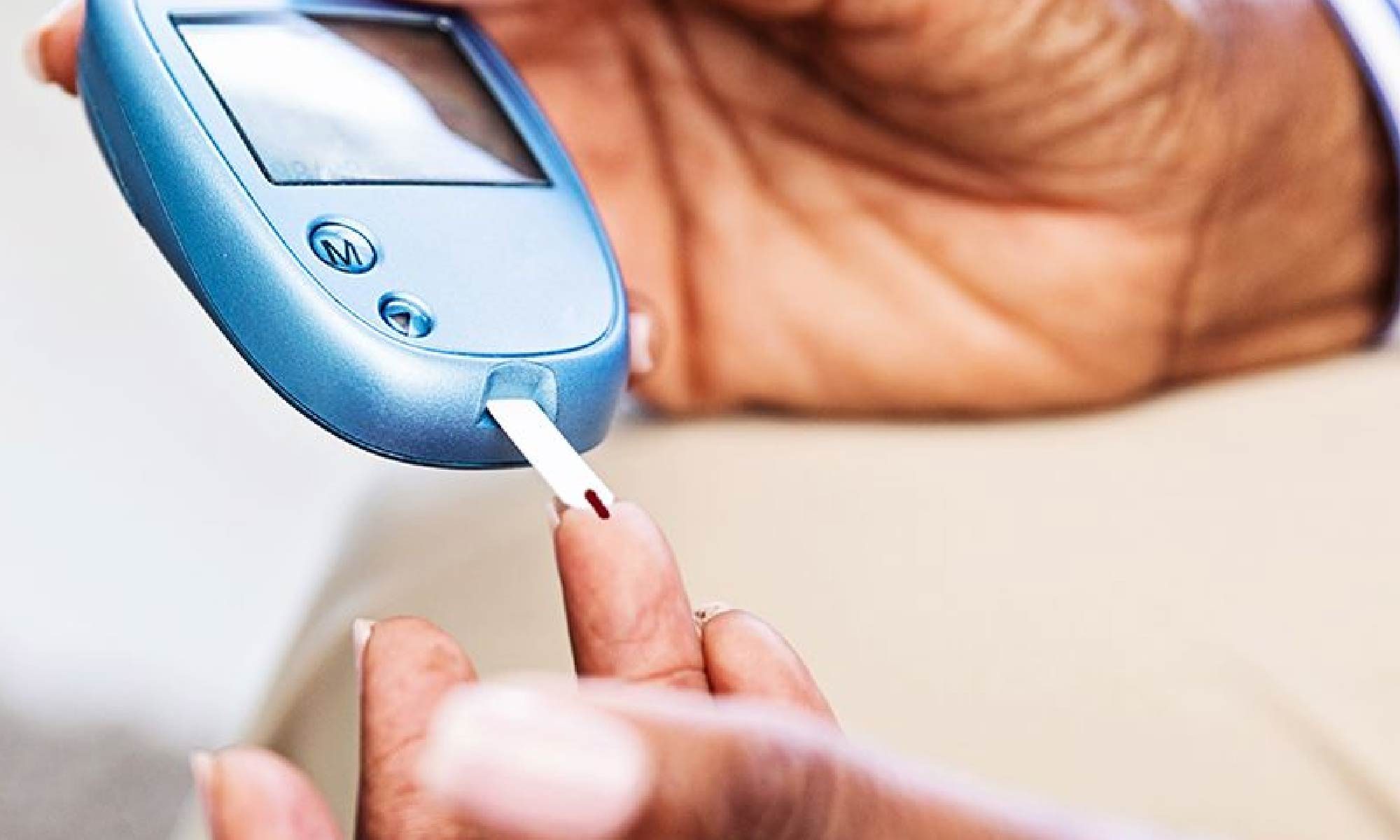 imagem de uma pessoa medindo a glicemia. Está escrito: "Dicas para controlar o Diabetes" #diabetes e há a logo da Retina Brasil