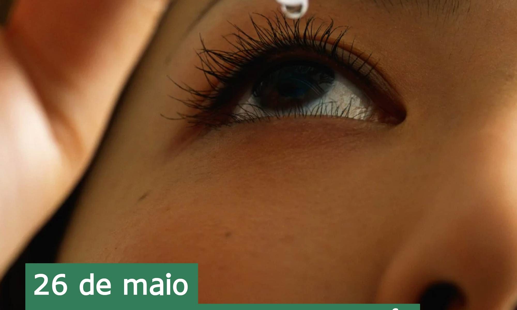 imagem do olho de uma mulher pingando um colírio. Está escrito: "26 de maio Dia Nacional de combate à cegeuira pelo Glaucoma". Há as logos da Retina Brasil e da Novartis.