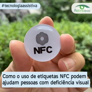 foto de uma mão segurando uma etiqueta redonda na qual está escrito NFC. Está escrito na imagem: "Como etiquetas NFC podem ajudam pessoas com deficiência visual" #tecnologiaassistiva e há a logo da Retina Brasil