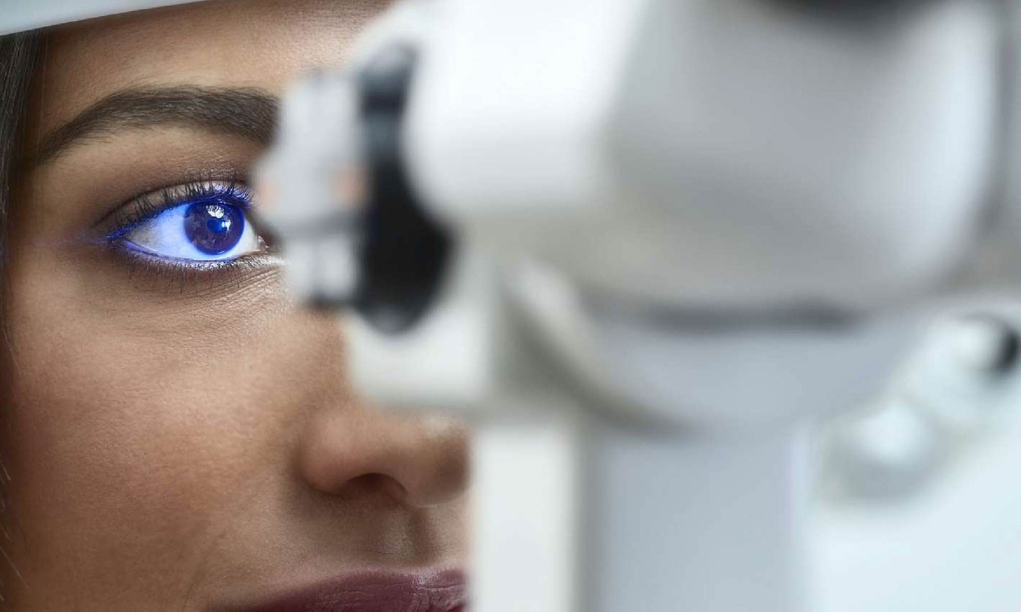 imagem de uma mulher fazendo exame oftalmológico. Está escrito: "Diabetes e a visão" #diabetes e há a logo da Retina Brasil