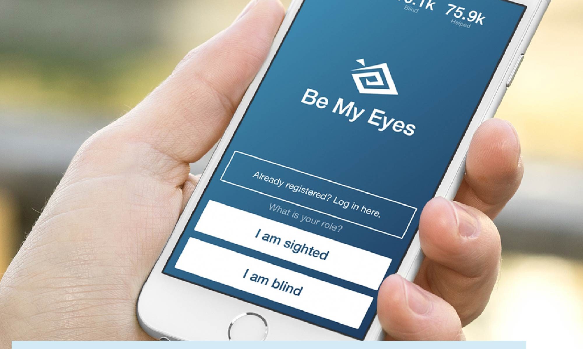 Imagem de uma mão segurando um smartphone com o app Be my Eyes aberto. Está escrito: "Apps para pessoas com deficiência visual: Be my Eyes" #tecnologiaassistiva e há a logo da Retina Brasil