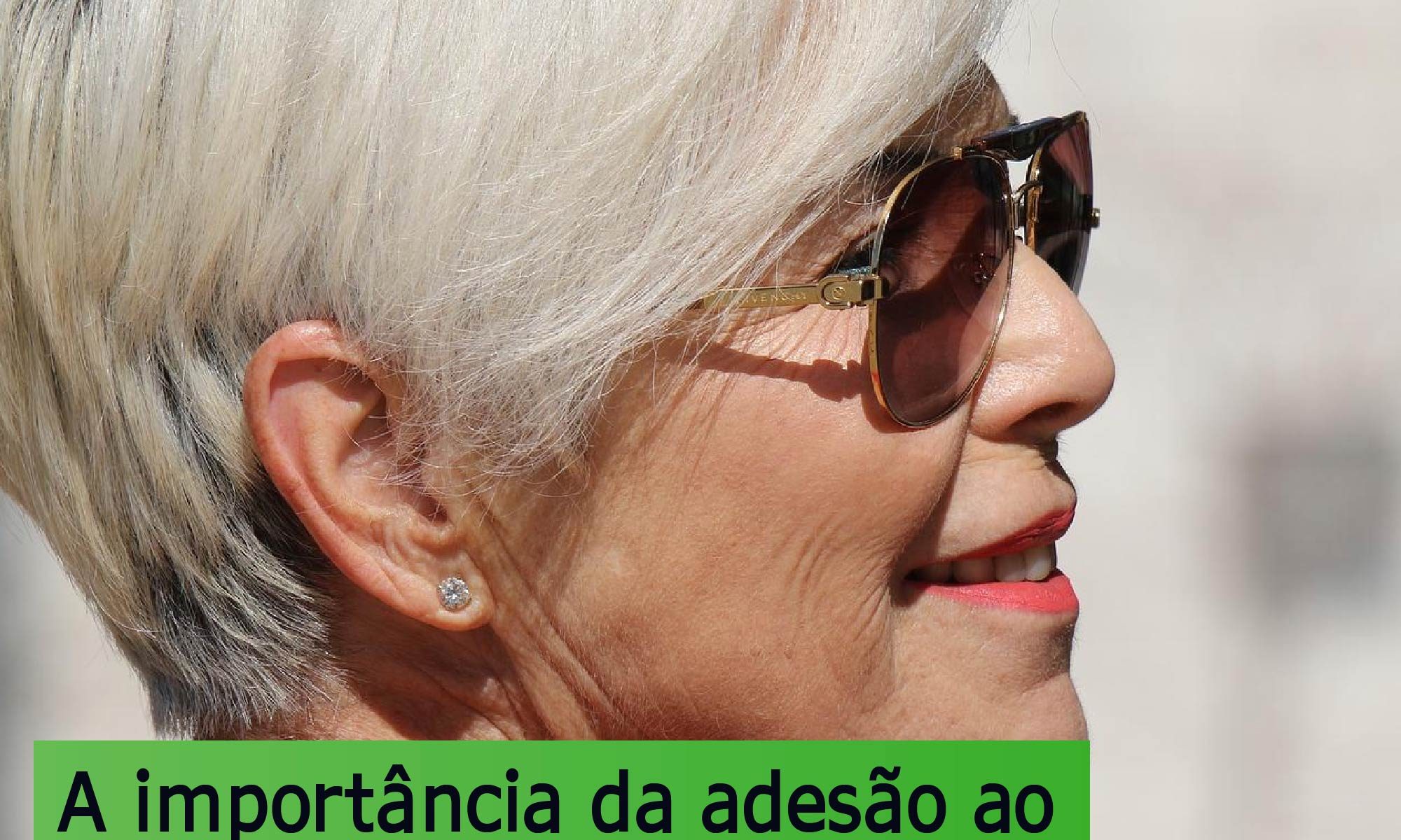 foto de perfil de uma senhora sorrindo e de óculos escuros. Está escrito: "A importância da adesão ao tratamento para o controle da progressão da DMRI úmida" e há a logo da Retina Brasil