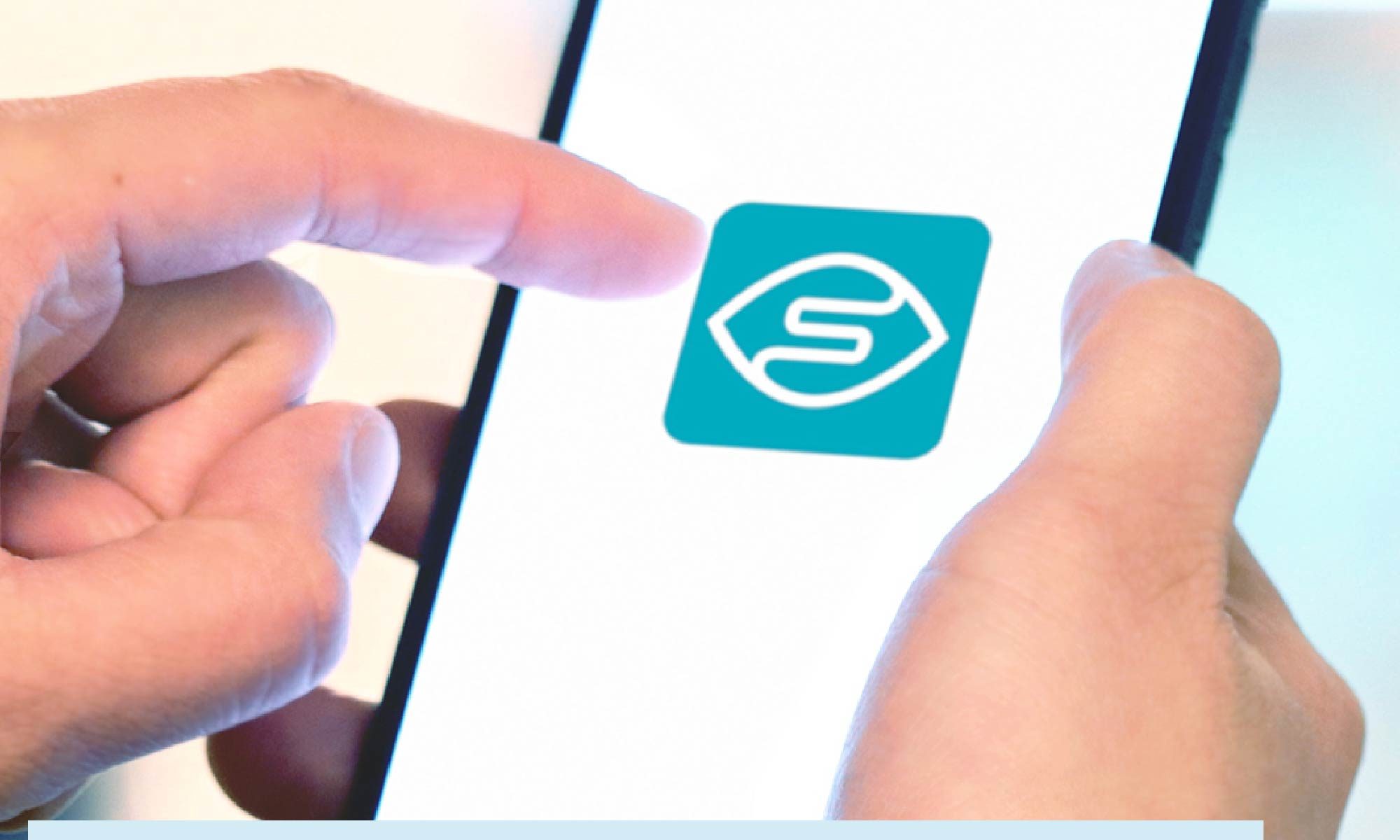 foto de uma mão segurando um smartphone com a logo do aplicativo Seeing AI em destaque. Está escrito: "Apps para pessoas com deficiência visual: Seeing AI" #tecnologiaassistiva e há a logo da Retina Brasil
