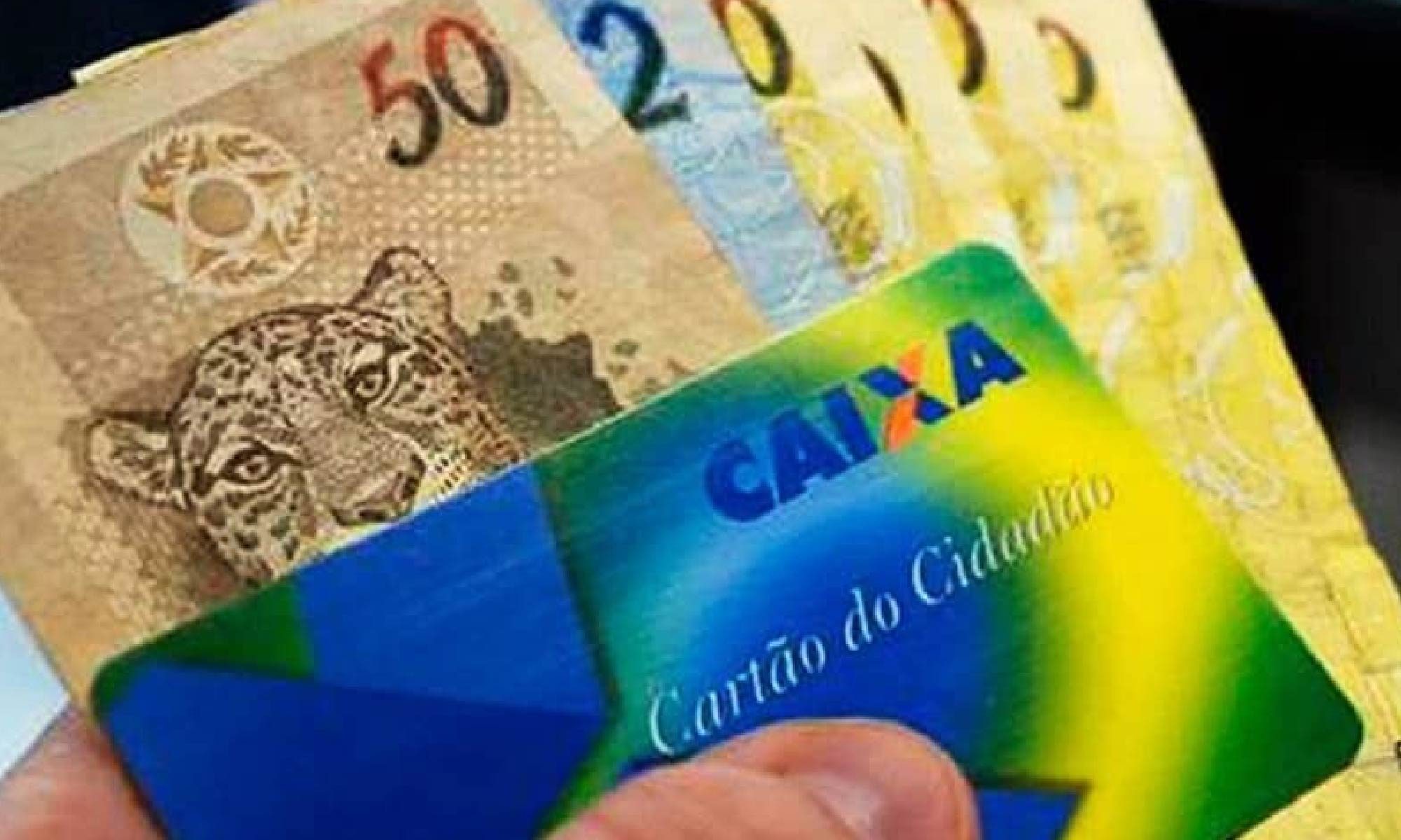 imagem de uma mão segurando um cartão da Caixa Econômica e notas de dinheiro. Está escrito: "Liberação de FGTS e de PIS/PASEP" #direitospcd e há a logo da Retina Brasil