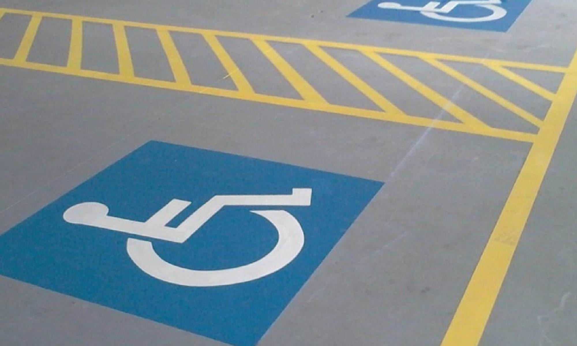 foto de um estacionamento com vagas reservadas para pessoas com deficiência. Está escrito: "Cartão de estacionamento para pessoas com deficiência" #direitospcd e há a logo da retina brasil