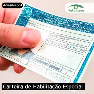 foto de uma mão segurando uma carteira de habilitação. Está escrito: "Carteira de Habilitação Especial" #direitospcd e há a logo da Retina Brasil