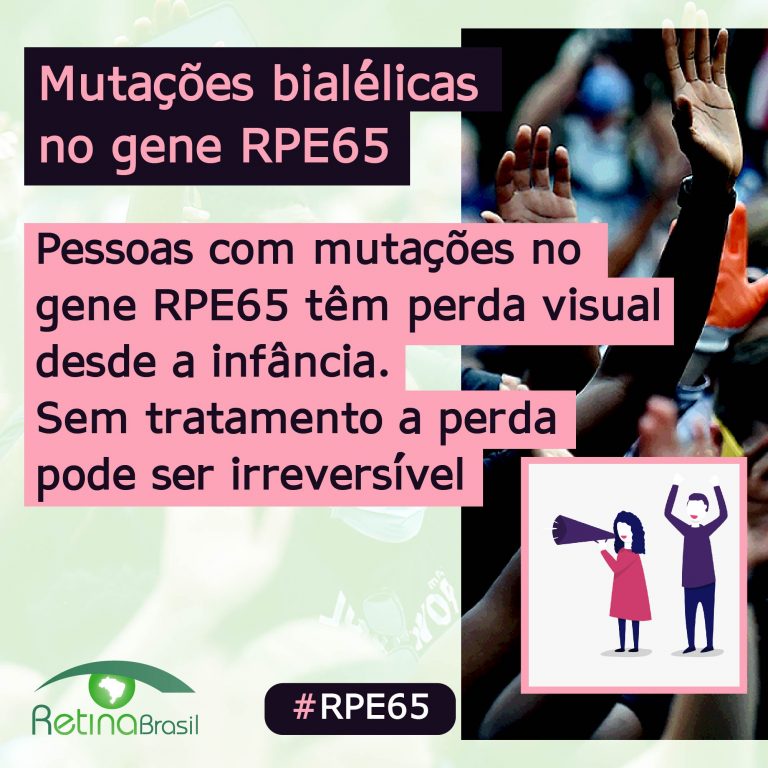 Ao fundo aparece uma foto de pessoas com máscara protestando. O texto no topo diz: Mutações bialélicas no gene RPE65. No centro, alinhado à esquerda o texto diz: Pessoas com mutações no gene RPE65 apresentam perda visual desde a infância. Sem tratamento a perda pode ser irreversível. No canto inferior esquerdo há a logo da Retina Brasil, no centro a #RPE65 e no canto inferior direito um desenho de uma mulher com megafone e um homem com os braços para cima, protestando.