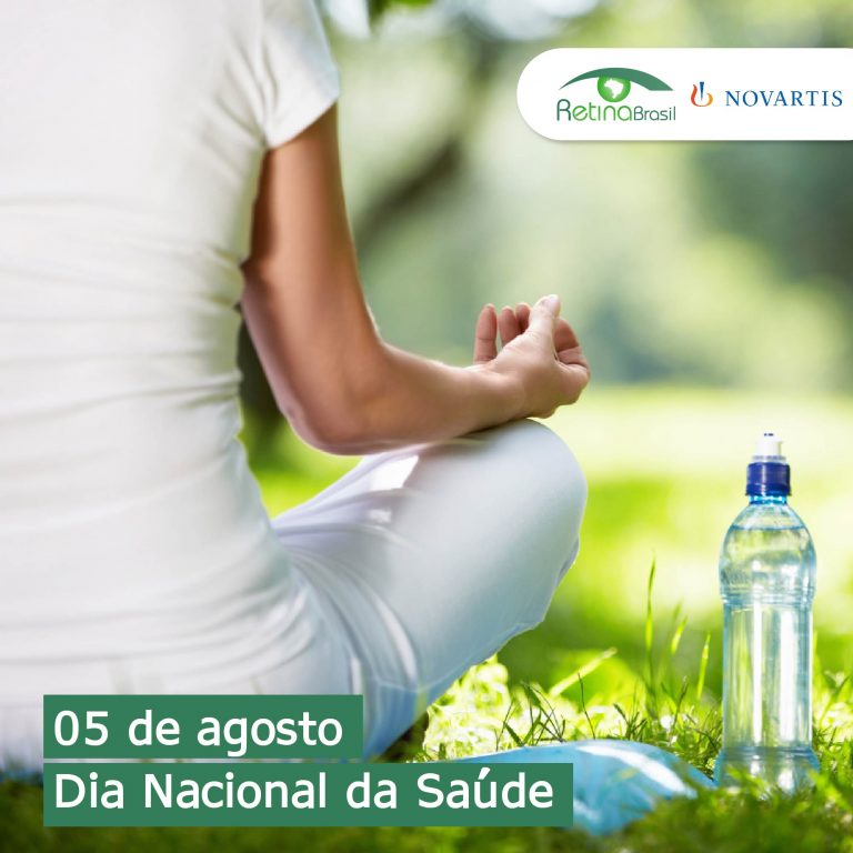 imagem de uma pessoa sentada de costas em posição de meditação, ao lado está uma garrafa d'água. Está escrito: "Dia Nacional da Saúde 05 de agosto" e há as logos da Retina Brasil e da Novartis