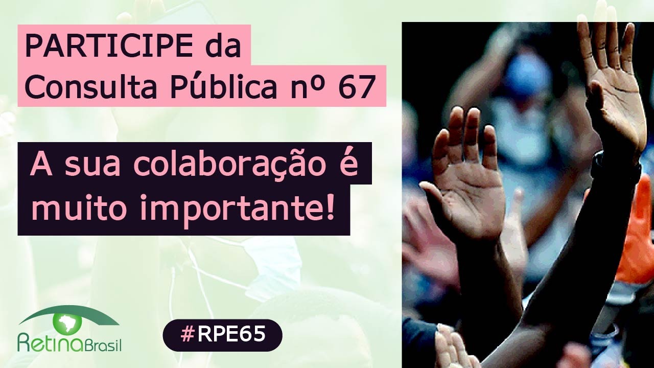 Ao fundo aparece uma foto de pessoas com máscara protestando. O texto no topo diz: Parto cope da Consulta pública 67 da Conitec. No centro, alinhado à esquerda o texto diz: Sua colaboração é muito importante. Sem tratamento a perda pode ser irreversível. No canto inferior esquerdo há a logo da Retina Brasil, no centro a #RPE65 e no canto inferior direito um desenho de uma mulher com megafone e um homem com os braços para cima, protestando.